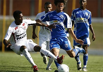 O lateral-esquerdo Pedrinho é o novo reforço do azulino